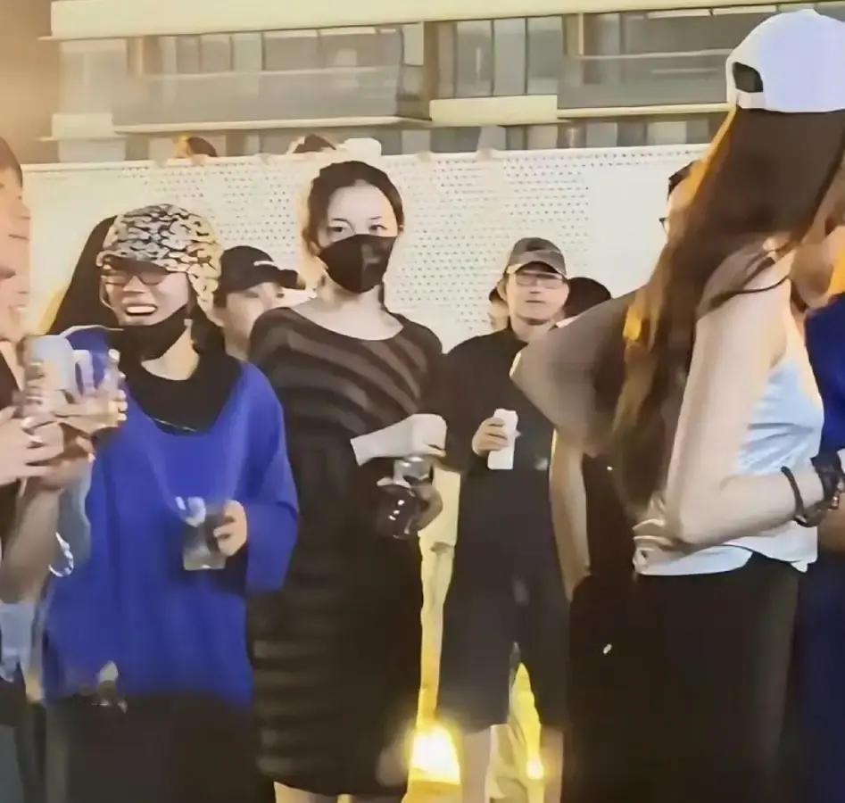 李嫣和窦靖童同框，最抢眼的不是身高差，而是妹妹脚上的那双平底帆布鞋。一个高挑醒目，一个全程低调。在阿