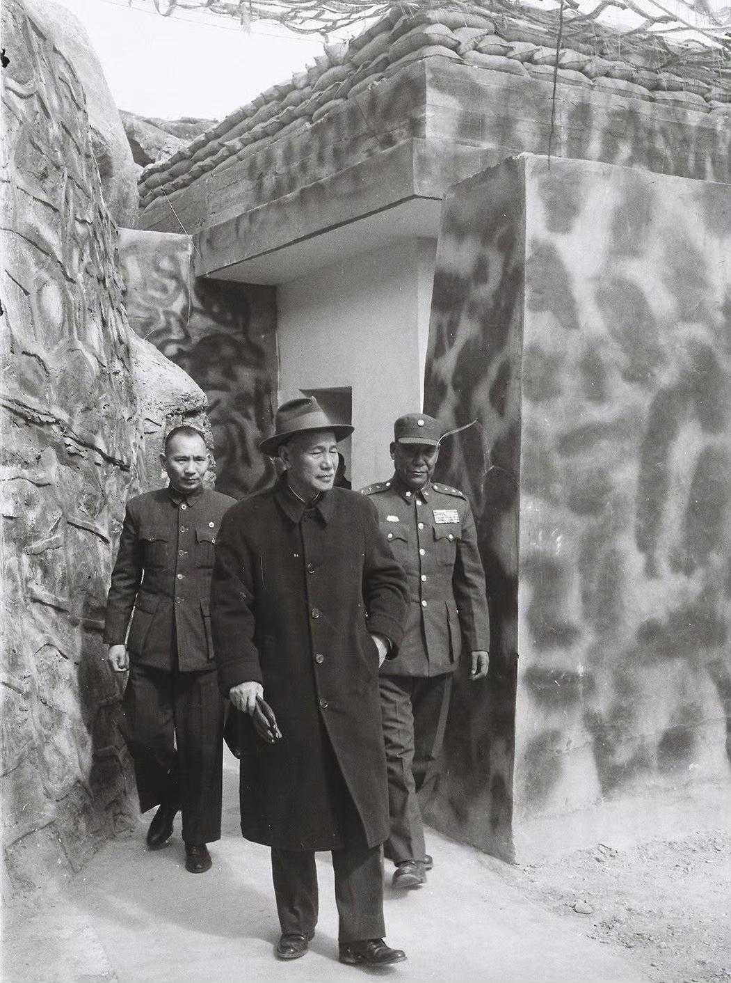 这张照片拍摄于1959年的金门岛，是蒋介石在金门防卫司令刘安祺等人陪同下，视察前