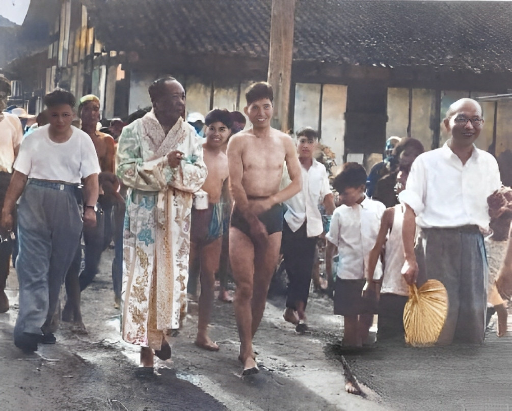 这张照片拍摄于1959年6月，地点在湖南长沙，当时毛主席刚游完泳，他身穿着睡衣，没有穿鞋走在路上。