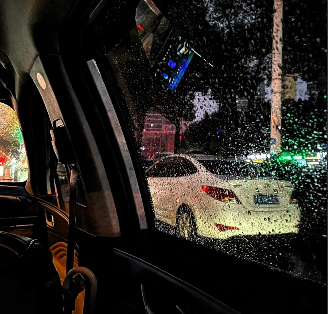 败给现实的爱情：一场关于面包与爱情的思考有个女孩和男孩谈了一段时间恋爱后，最后