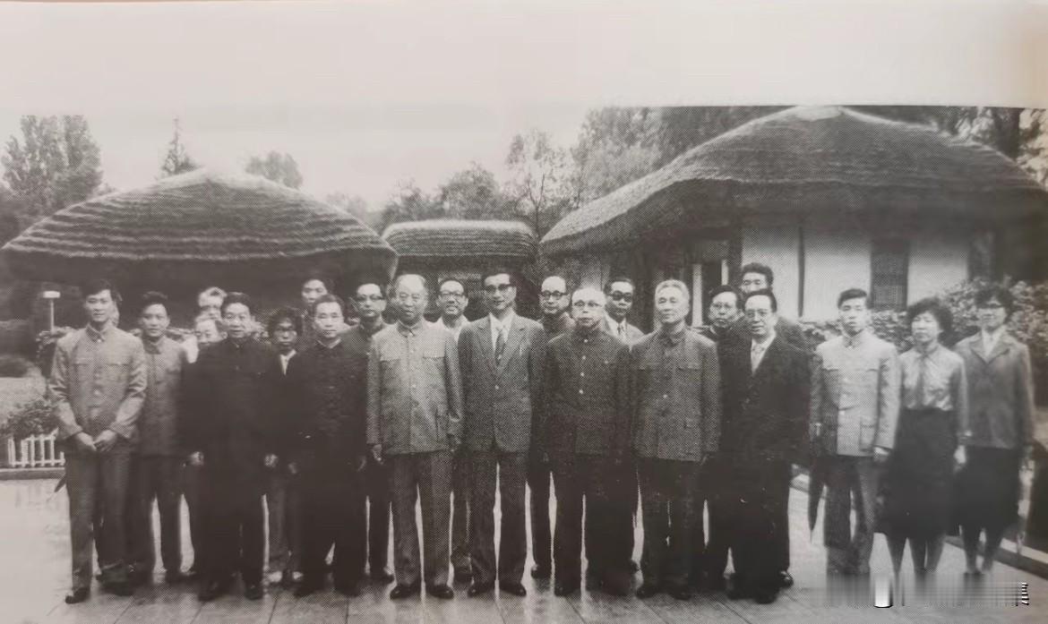 1983年9月，全国人大常委会委员长彭真率中国党政代表团访问朝鲜，参加朝鲜国庆三
