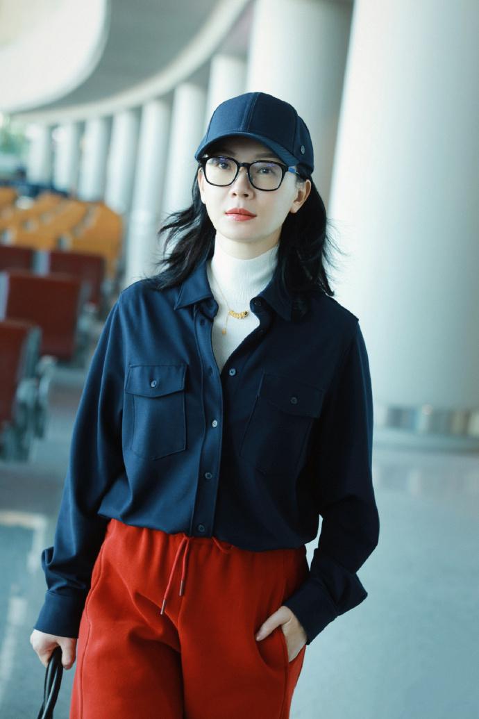 今天陈数现身机场，她这回搭配的很有特色，看上去非常的显年轻，气质也不错。她里