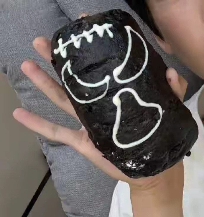 张凌赫自拍纯素颜也好看，根本不需要那么多粉底液。