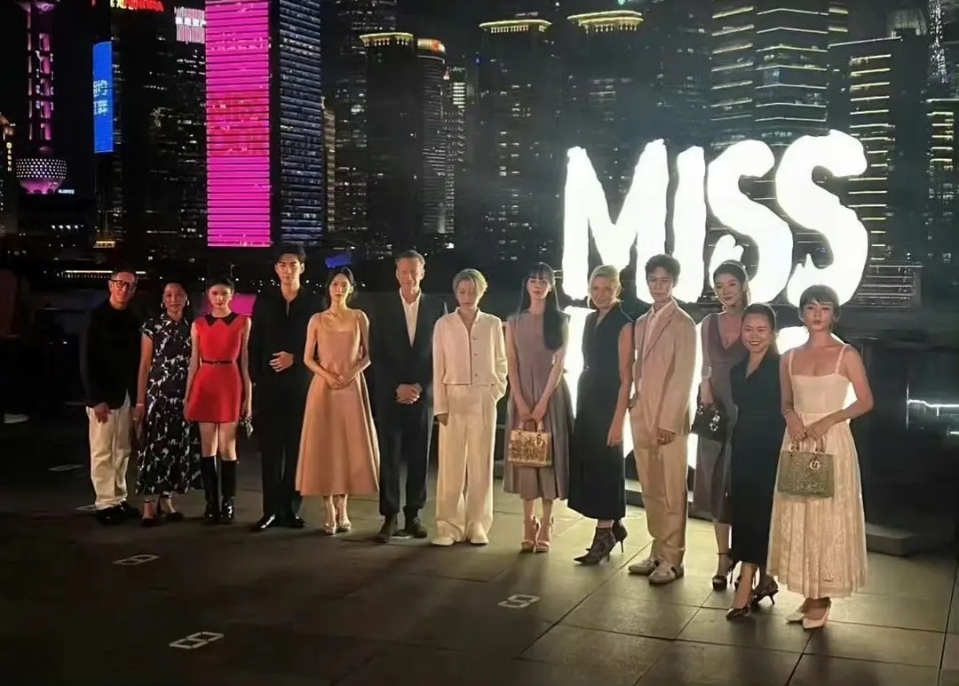 为什么刘雨昕在Dior迪奥活动中轻轻松松站C位？感觉大多数路人根本就不认识她，国