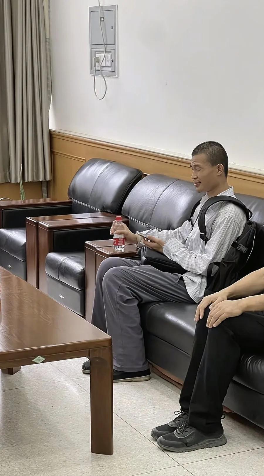 韦东奕北大校园内办公室被偶遇，眼睛怎么回事？说话时快要睡着一样，眼睛睁不开。