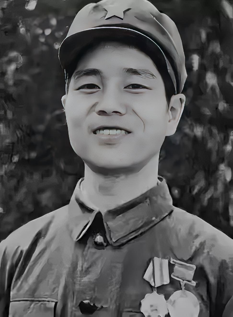 1979年，刘勇抱着一挺轻机枪，摸到越军阵地70米处，对着越军机枪手扫射，谁知子