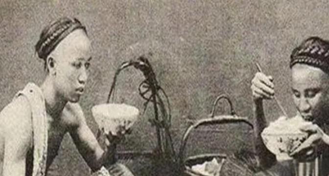 1953年，芜湖湖边，一个衣衫褴褛的男子踉跄着跳进冰冷的湖水，他是李鸿章的孙子李