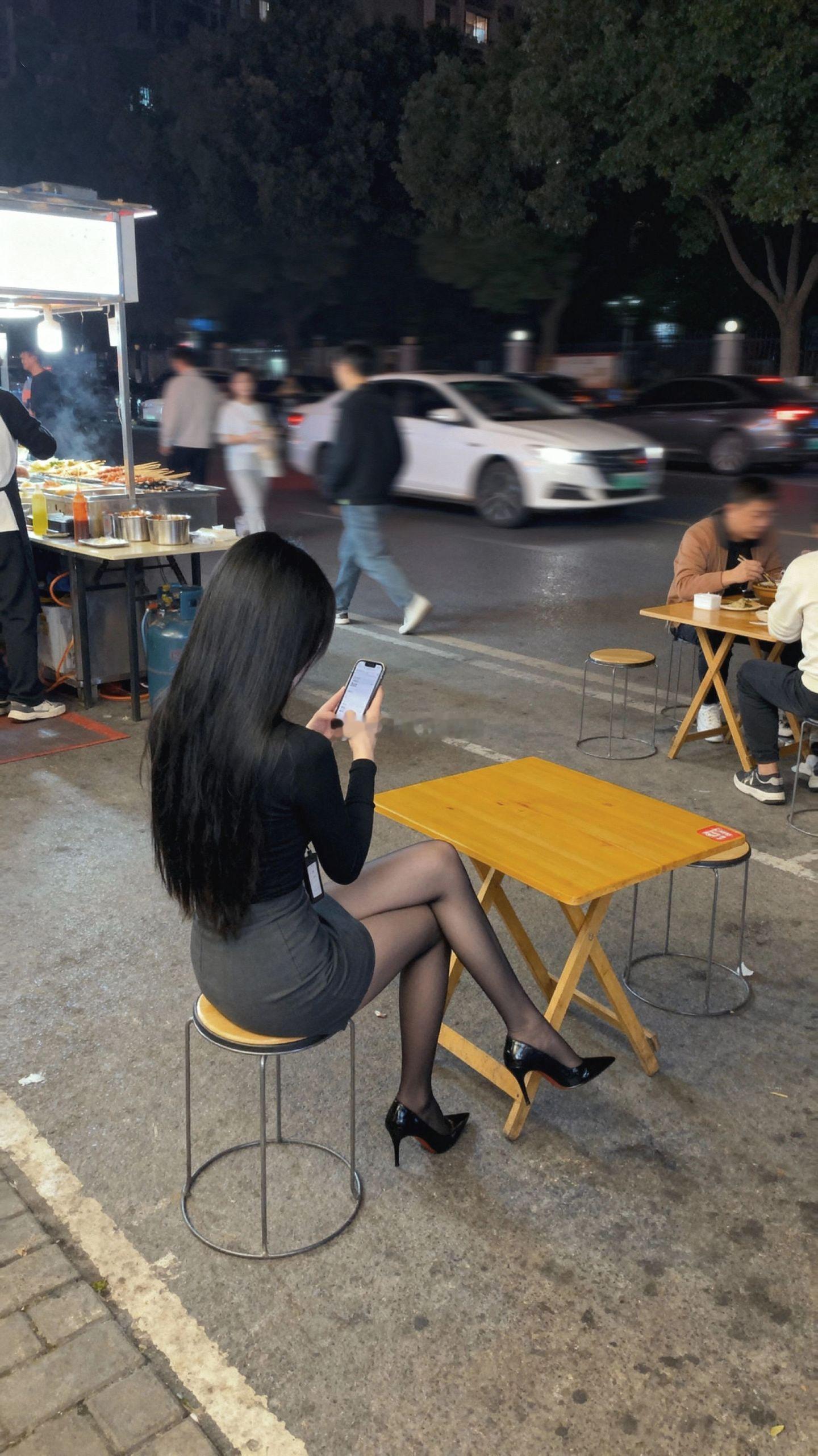 下班了，路边摊吃点饭，希望能遇到惊喜