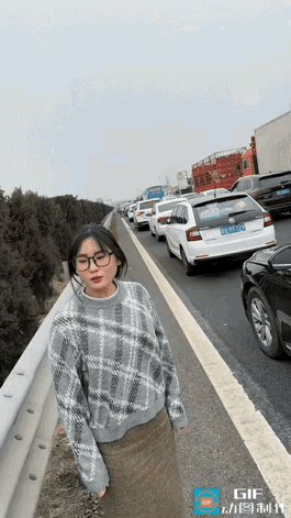 高速堵车遇上尿急，这女子的遭遇太让人感同身受了。男朋友让她在绿化带解决，可旁边人