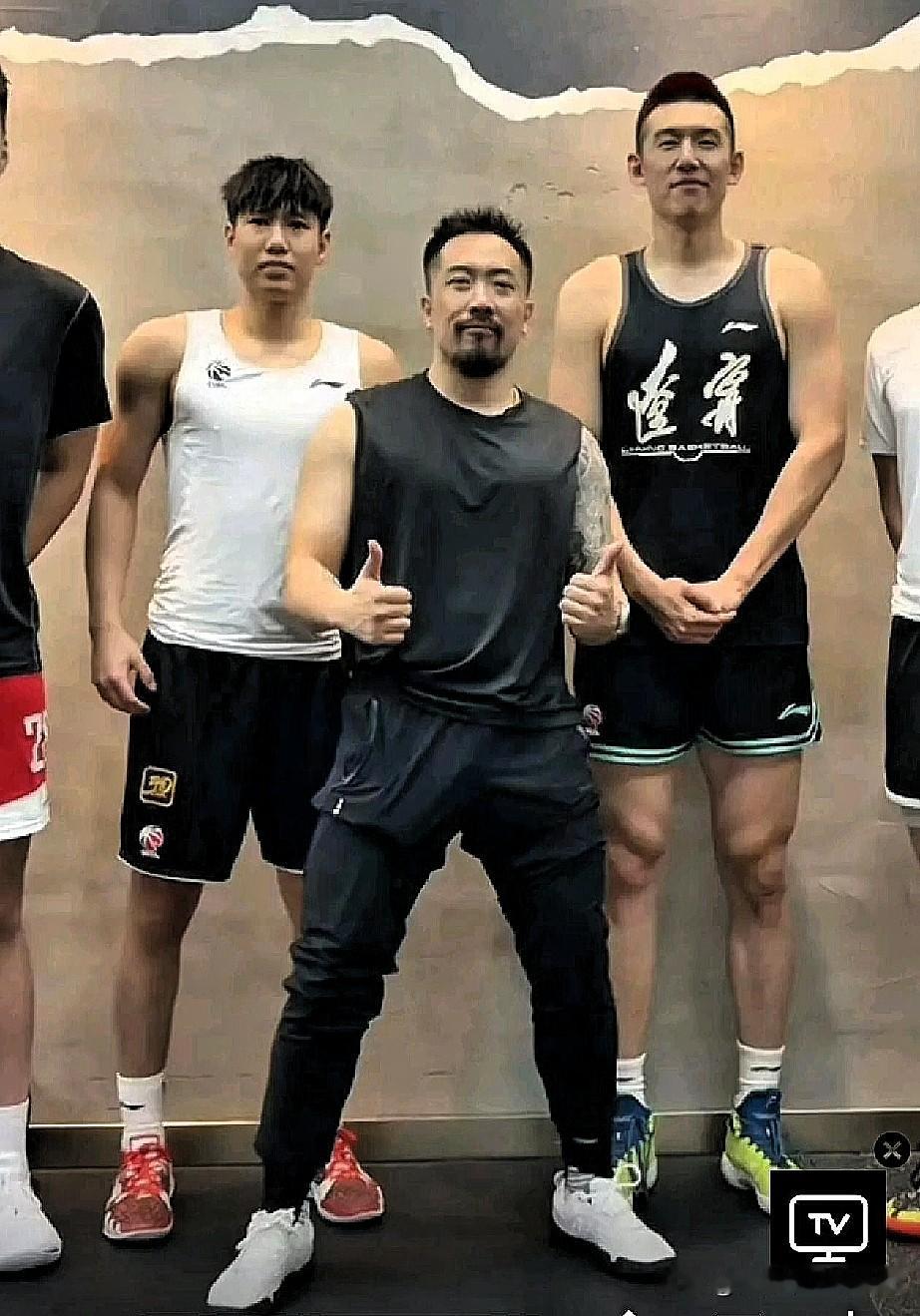 恕我直言！辽篮新星李虎翼未来三年有望超过徐杰，这个夏天，拼尽全力苦练，热身赛打的