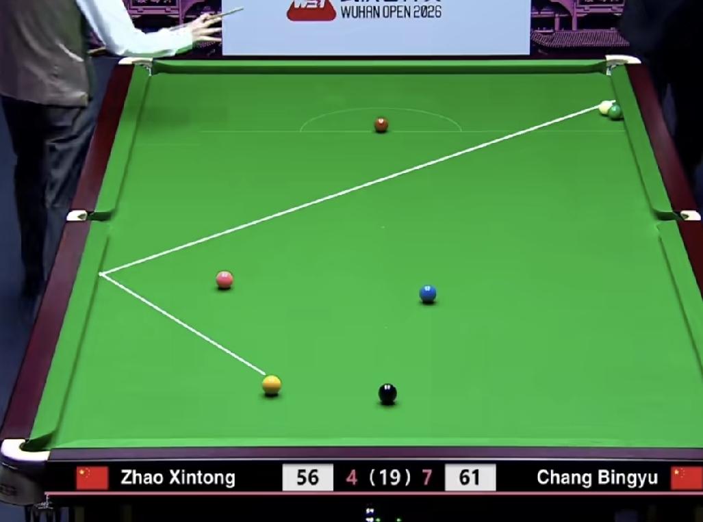 第12局，常冰玉进攻到63-30，打丢超分红球，赵心童一杆漂亮的斯诺克，让得分领