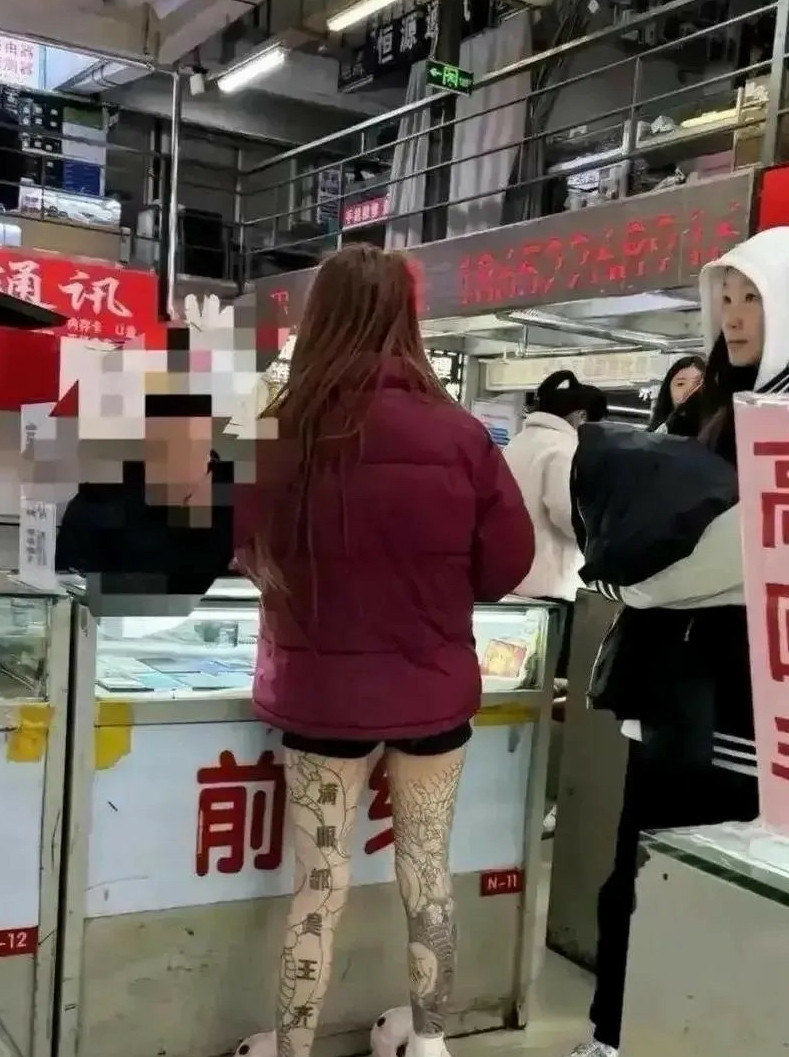以为她穿的是别致的丝袜呢，没想到……