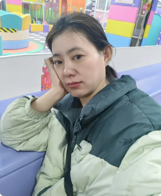 我儿子今年22岁了，不上学了，在家附近的快递站上班，他上班的地方有个小姑娘跟我儿