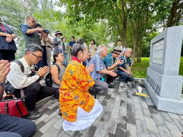 新加坡联合早报（7月28日）写道：“在中国官方关注‘琉球地位未定论’的背景下，中
