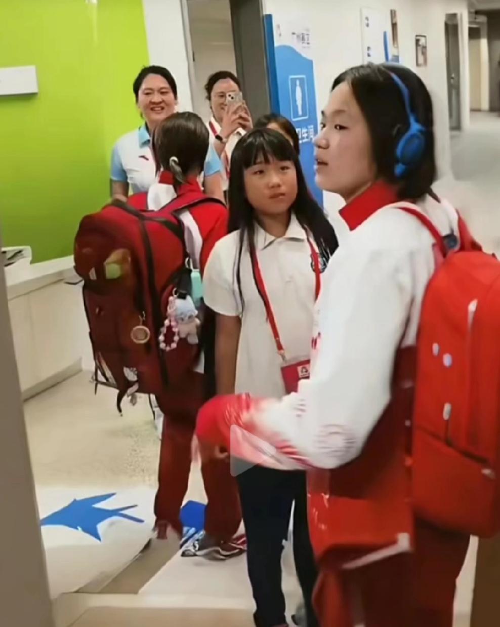 全红婵的魅力真不是盖的，这位小女孩，就这么跟全红婵来了个近距离接触，直接就看入迷