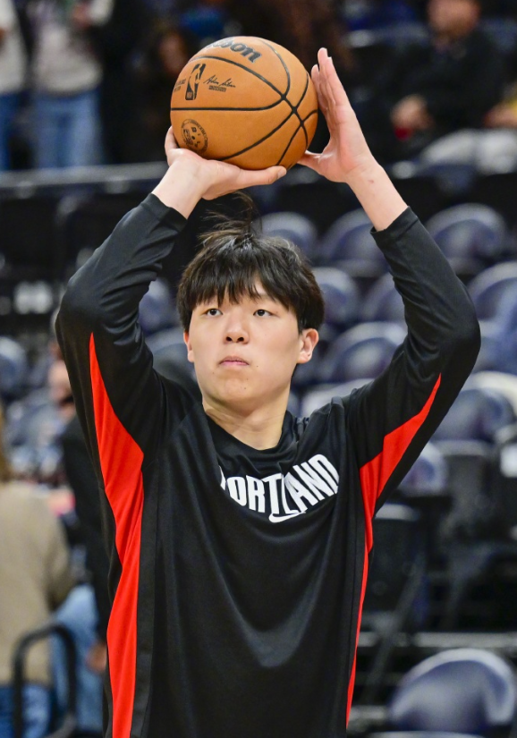 NBA常规赛，开拓者主场114-118惜败森林狼。赛后，杨瀚森接受了记者的采访。