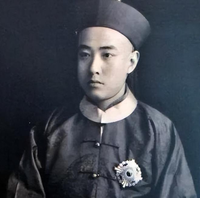 1886年冬，两朝帝师翁同龢，在街上看到一个衣着破旧的男孩在卖春联，一问之下，对