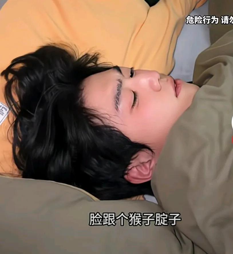 孩子喝醉酒被亲妈怒怼，只见他躺在床上迷迷糊糊的，妈妈上来就是两耳光子，说你一天