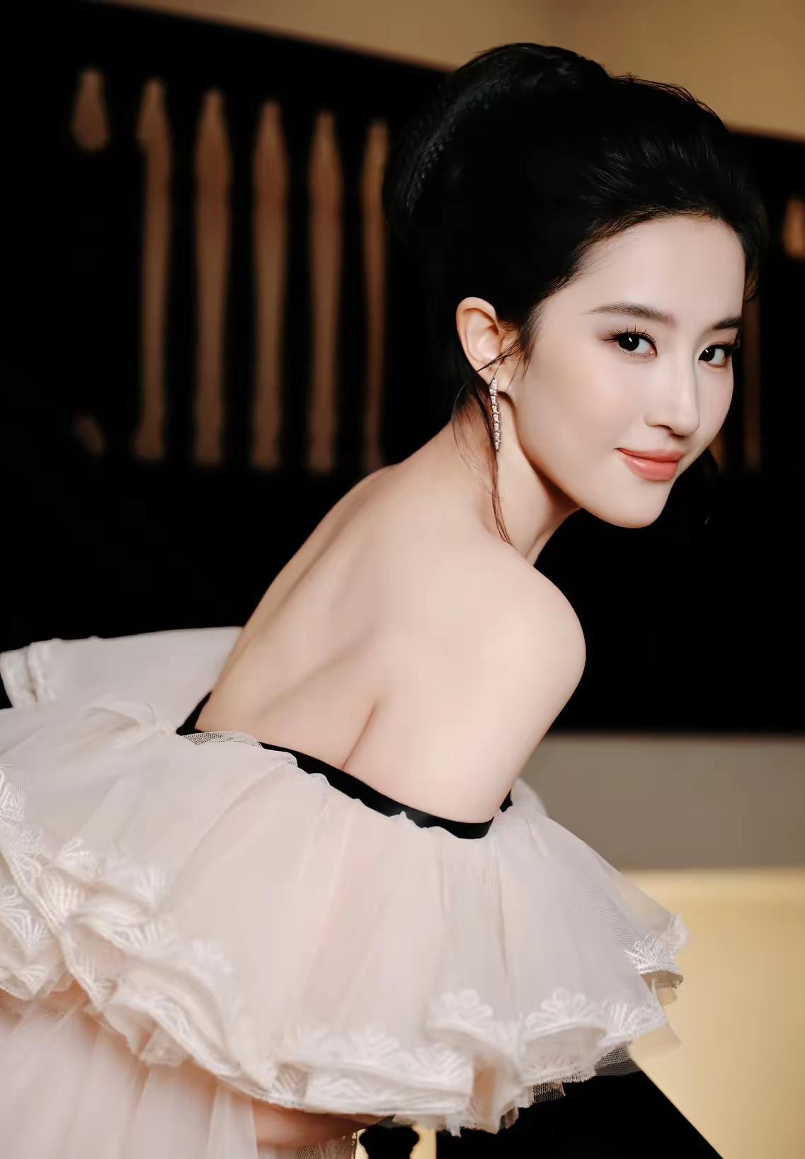刘亦菲最新look[比心]