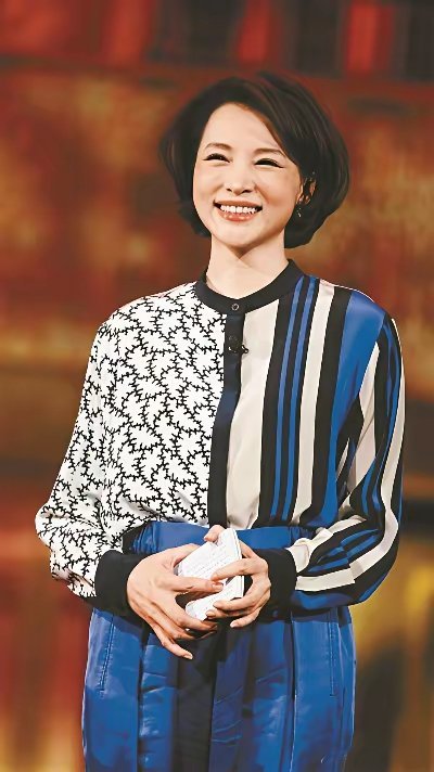 52岁董卿中秋节目被取消，现身北京机场回上海，戴着帽子口罩将自己包裹的很严实，步履匆匆心情不佳。​有