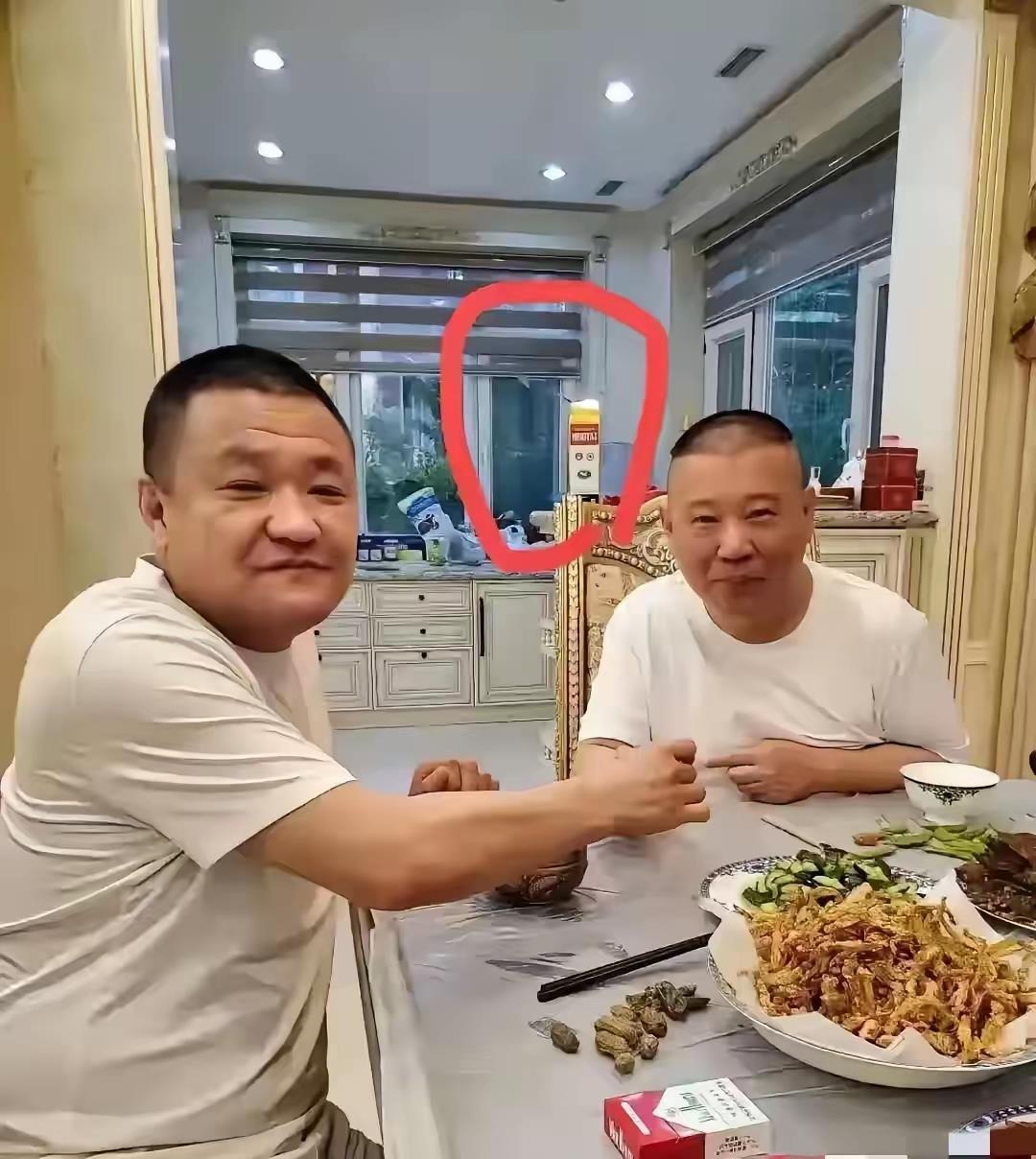 大家都认识郭德纲喝的这是什么牌子的酒，在网上怎么搜索不到呢？饭桌上的烟怎么也没见