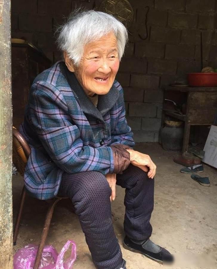 1945年日本投降后，有很多日本女人都被抛弃在了东北，并没有被带回日本，那这