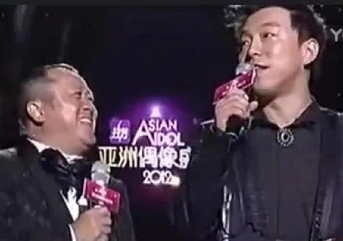 一次颁奖典礼上，曾志伟当着众多明星的面考验黄渤，曾志伟说：“顶着一张丑脸还可以在