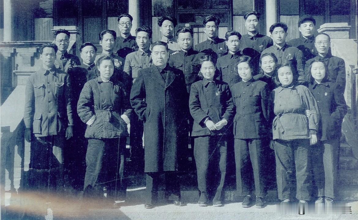 1951年3月20日，周总理与办公室同志合影。前排左起为：成元功、王文珍、周恩来