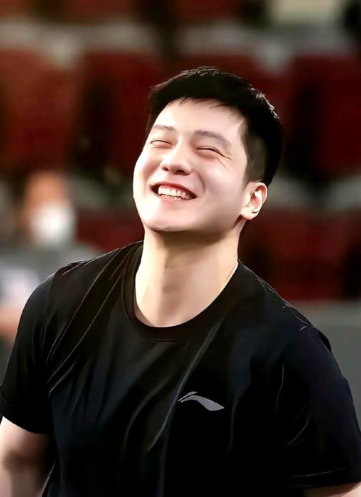 谁懂樊振东的困惑？这俩事真邪门！他自己都说越想躲着人群，大家就越是往他跟