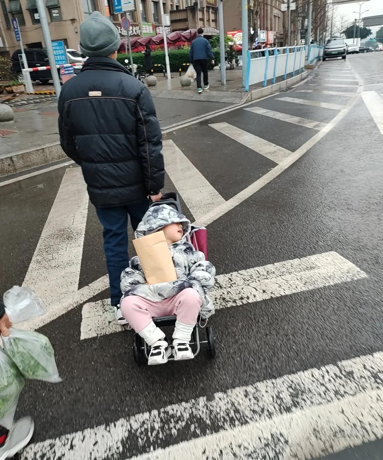 现在结婚不生小孩的家庭挺多的，特别是上海地区，很多丁克家庭，我问过她们怎么打发节