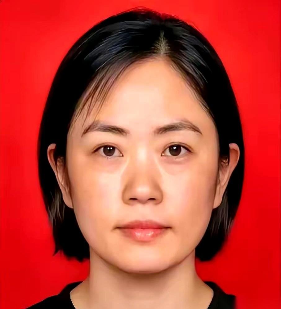 谈起四川大凉山扎甘洛村的第25任老师，村支书吉克古克2014年去接人的时候，连车