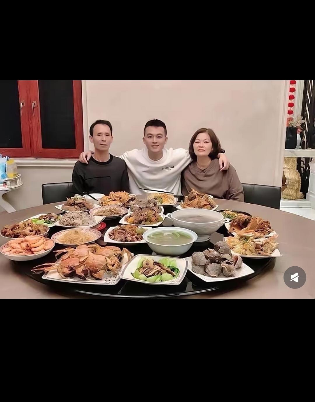 欧豪的爸妈看着就是老实巴交的普通人家，能生出欧豪这种上进心很强的儿子应该也是很幸