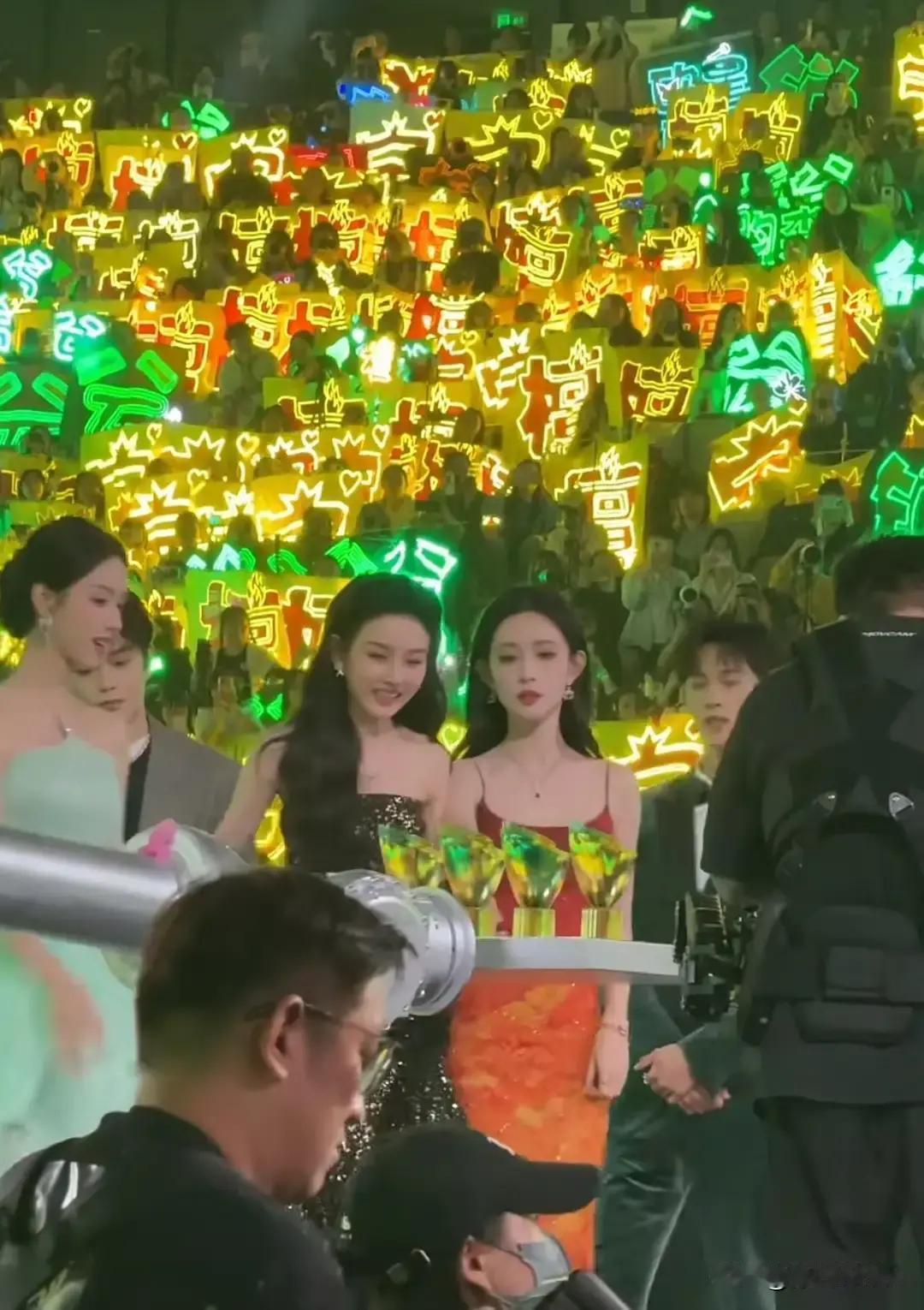 丁禹兮自己都没想到，一个对视能被截成表情包。但高手解码红毯，看的从来不是表