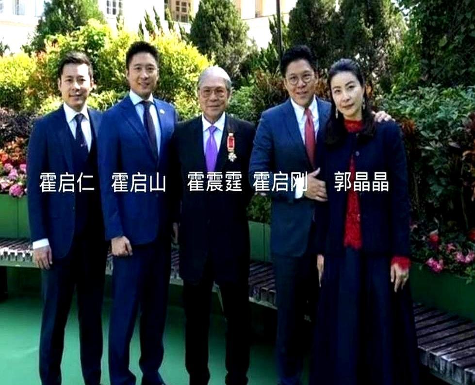 同样是女星，章子怡没进霍家，娜然却像已经坐稳了位置。2004年章子怡和霍启