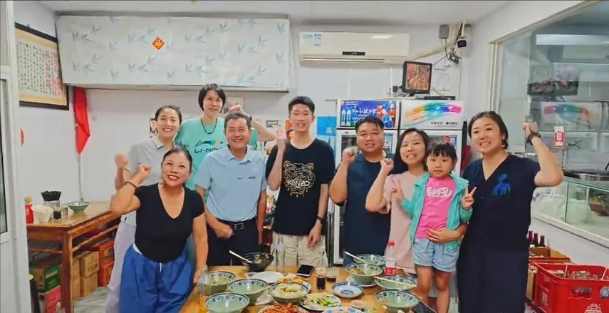 接地气的女排名将师徒，本届亚锦赛女排历届名将、教练来了不少人，老帅陈忠和携家