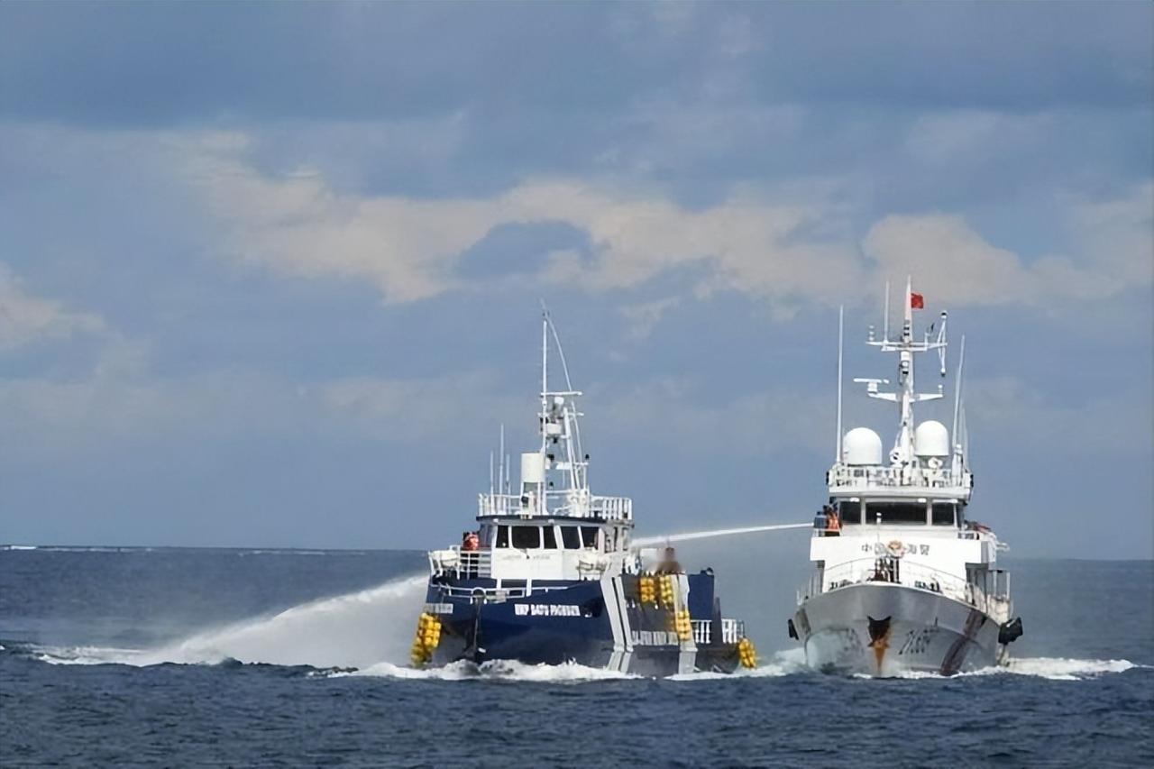 美国大使馆发通告。不准中国在南海用水炮。这事挺有意思的。水炮是什么？就