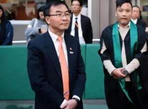 "你们选错了学校！“香港毕业典礼奏响国歌，两名毕业生全程稳坐不肯起立，半句国歌都