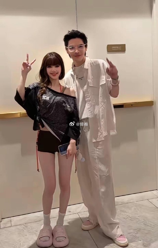 向佐与赵露思近照，他的风格改变了很多​
