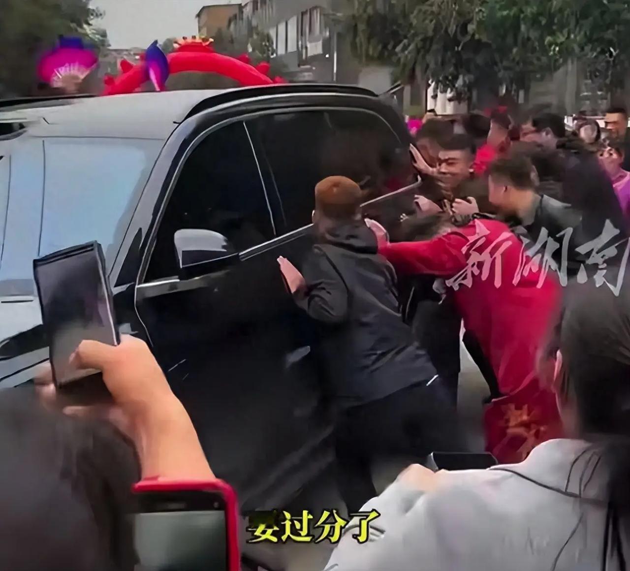 婚车被拦索20条中华烟，伴郎团直接抬车让道，律师：这是犯罪！家人们，这瓜太解气