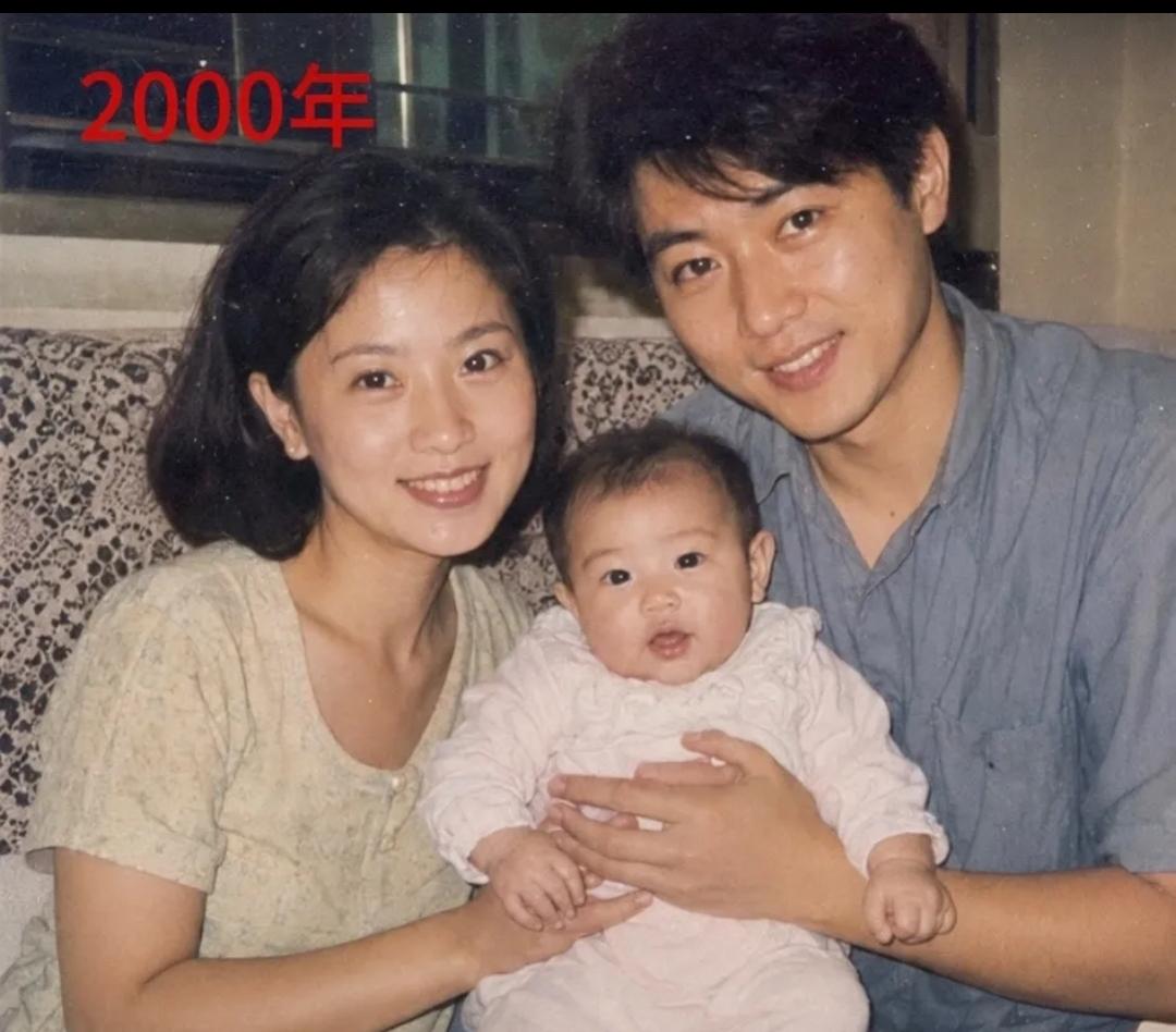 2000年我在爸妈怀里，2026年换我当他们的依靠，看完眼眶湿了2000年