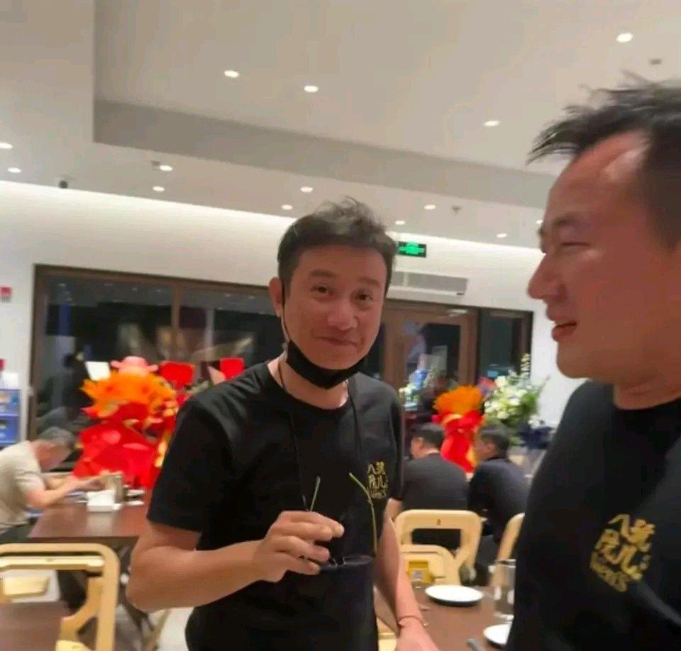 41岁文章在上海开的陕西面馆“八號院兒”火啦！清明假期第一天，女儿文君竹发了张和