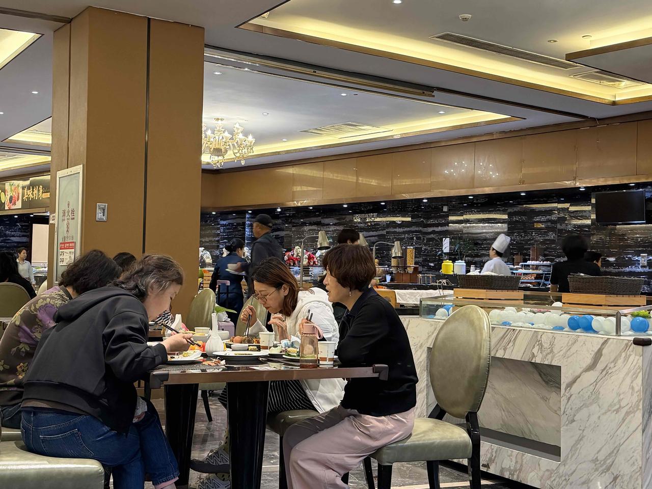 今天早上，在浙江温州市维多利开元大酒店，一楼餐厅，享用早餐。这家酒店，提供的早