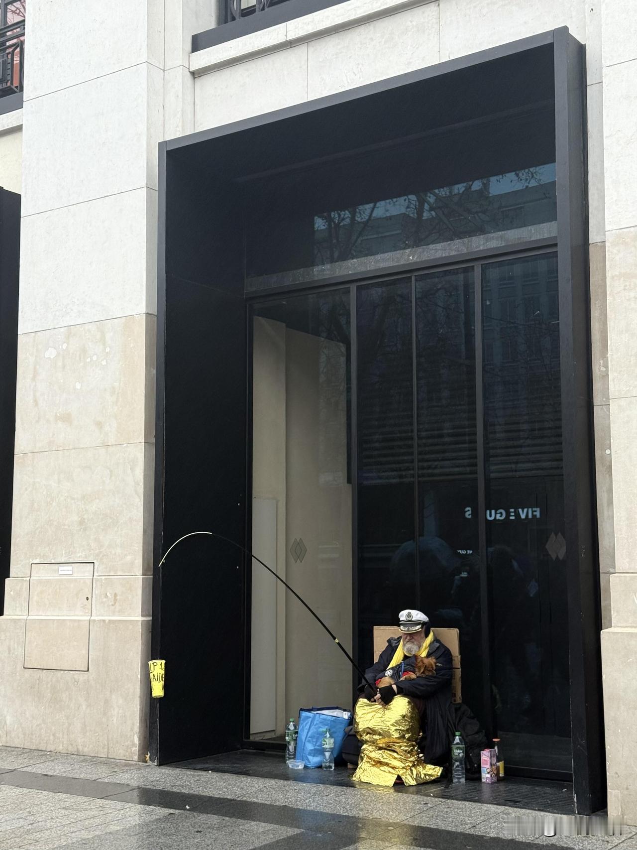 真的服了巴黎！连街头的流浪汉都透着一股优雅劲儿。昨天下着小雨，看完香街的