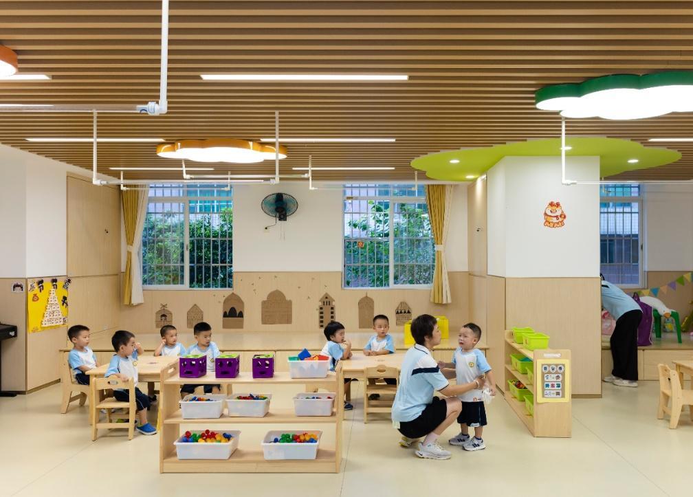 2024年，全国出生人口954万人，广东一省狂揽113万，占比近12%。也就是说