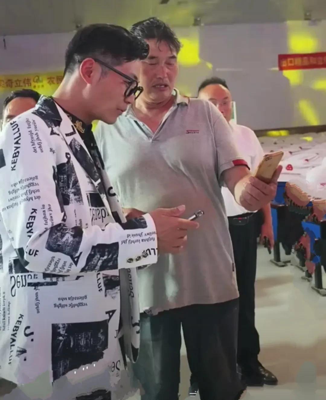 帅气时尚的男粉丝也来拜访朱之文老师，两人互加好友，朱之文还是那样，这件干农活的体