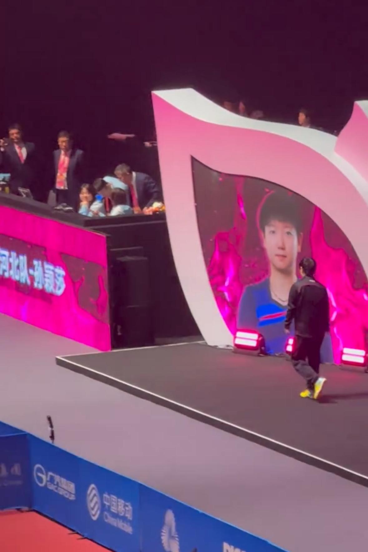 孙颖莎走在外围，就是全场目光的焦点，走过了，迷糊小猫刚开始没找到球台，好在反应快