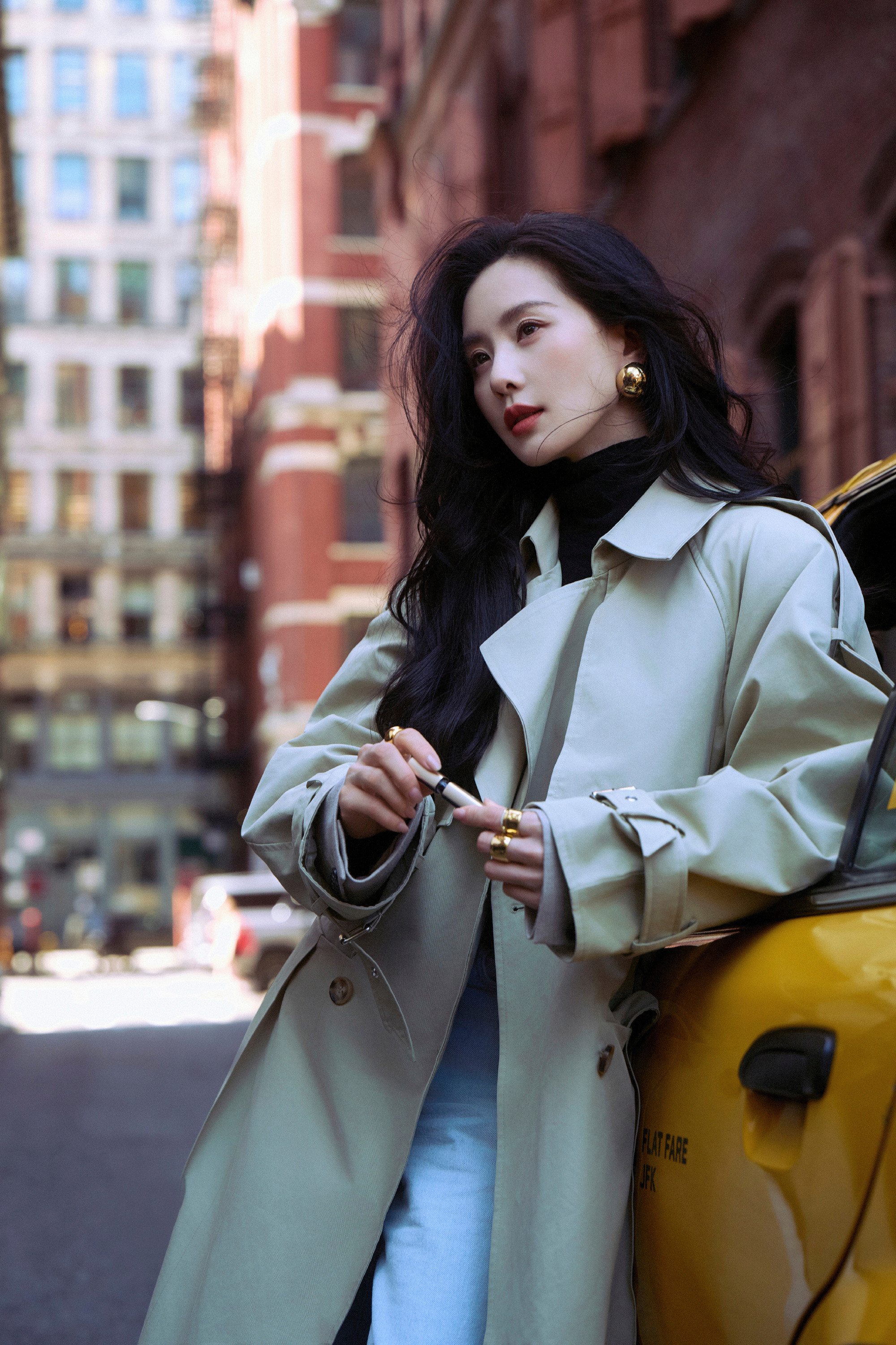 刘诗诗CELINE街拍大片，棕色套装搭配漆皮长靴，复古风格的摩登女郎。刘诗诗