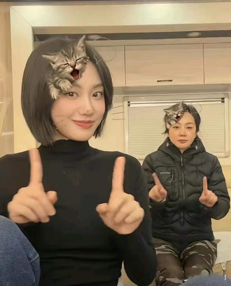 闫妮和女儿同框出镜，女儿颜值出众，长相十分亮眼好看。​​​