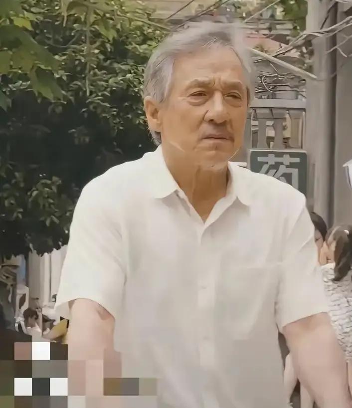 70岁还在拼命拍戏，只为有人陪成龙片场从不缺席，不是缺钱，是回家只剩四面墙