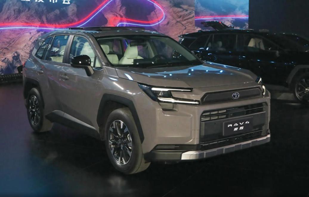 刚提了新款RAV4荣放的表哥，昨晚在家庭群里发了个哭泣的表情包。他去年底冲着“